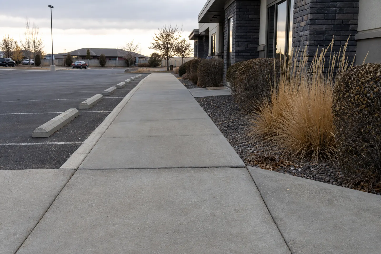 Long walkway between a parking lot and a commercial building
